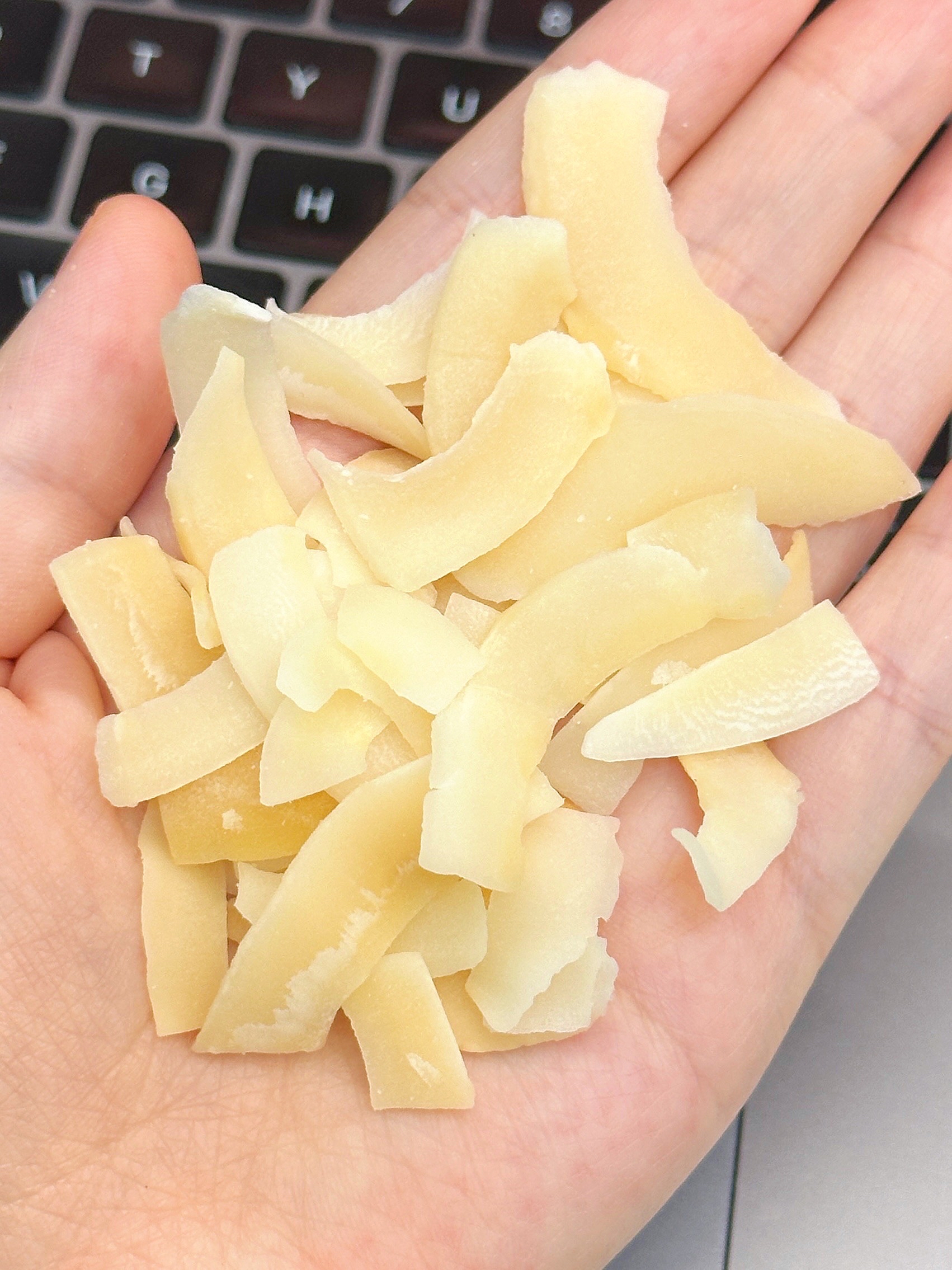 椰子控不要错过这个烤椰片 有原味和冬阴功味吃起来脆脆的 满口椰香
