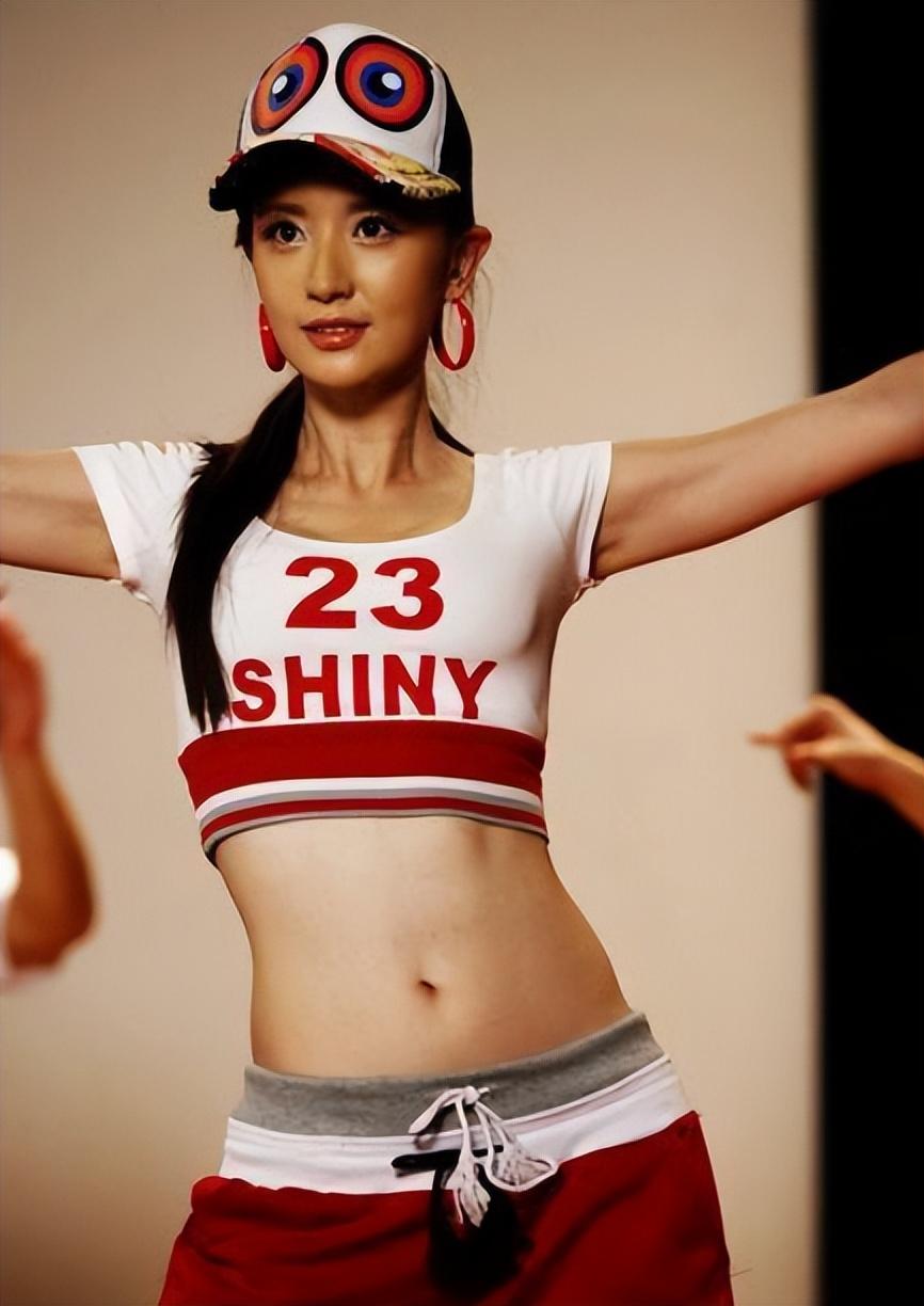 43岁张萌国外开放式晒自拍,穿泳衣尺度炸裂,网友:腰臀比很绝!