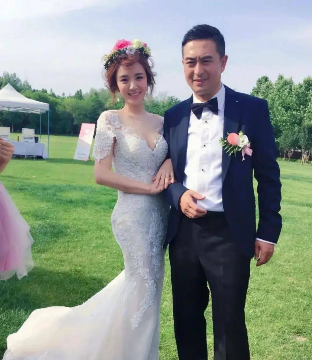 张嘉译携妻子希腊度假,54岁白发苍苍,妻子大妈式打扮太接地气!