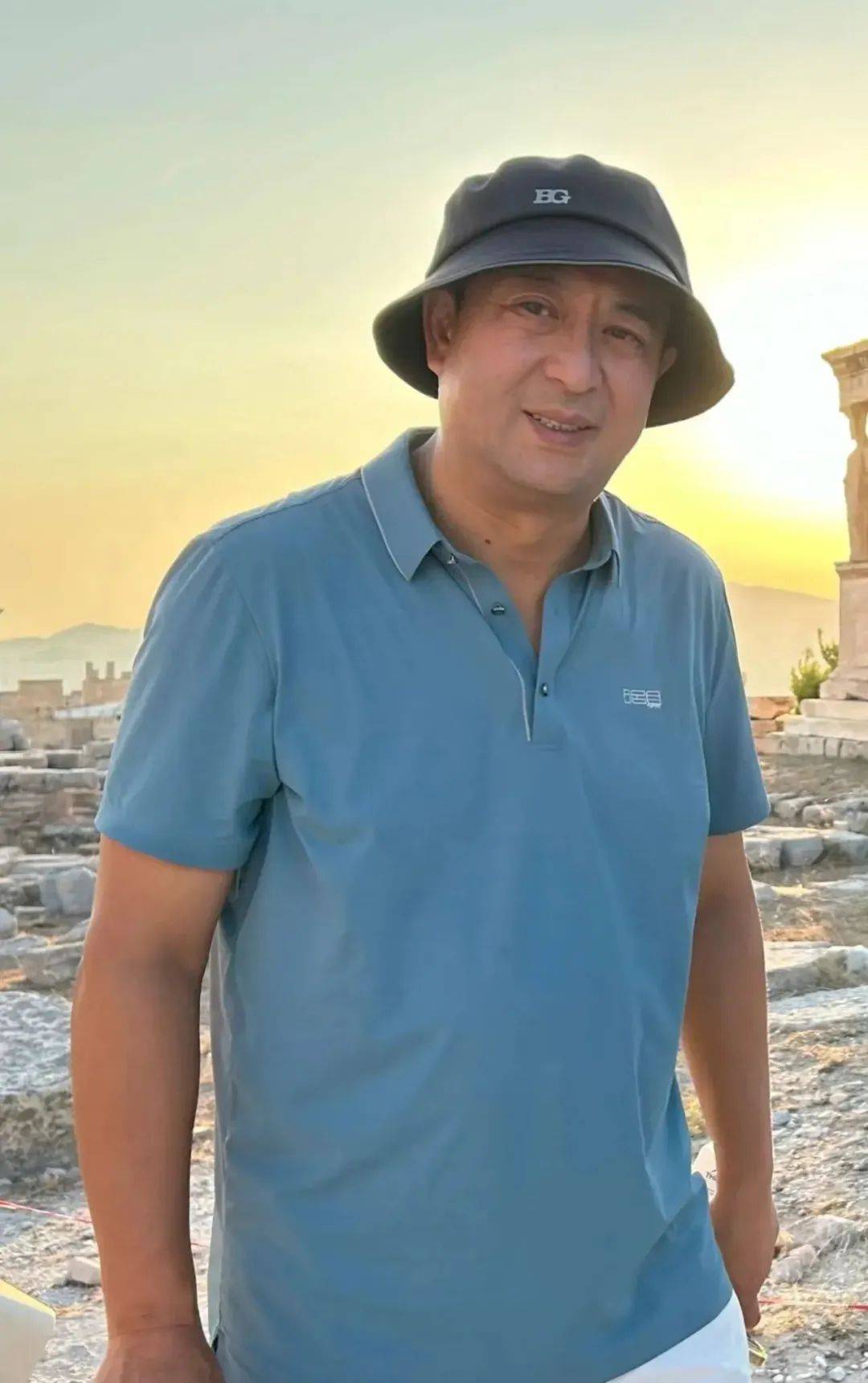 张嘉译携妻子希腊度假,54岁白发苍苍,妻子大妈式打扮太接地气!