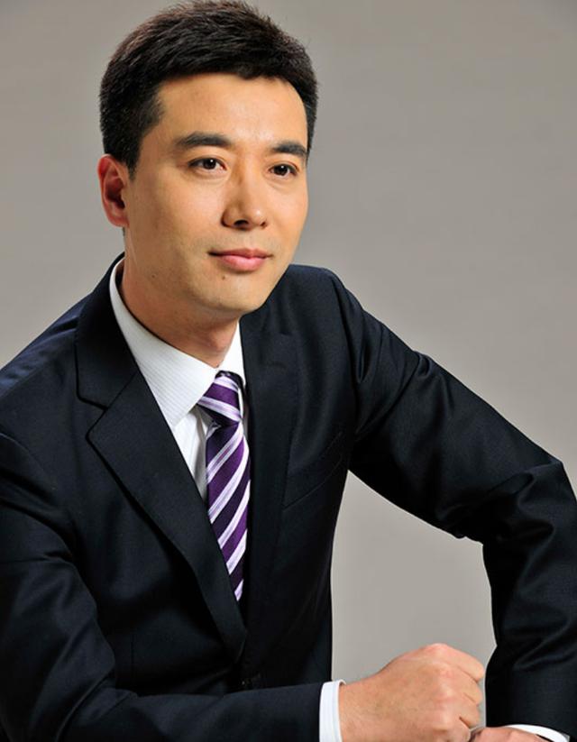 主持人郭志坚:27岁进央视,工作25年零绯闻,妻子身份至今成谜