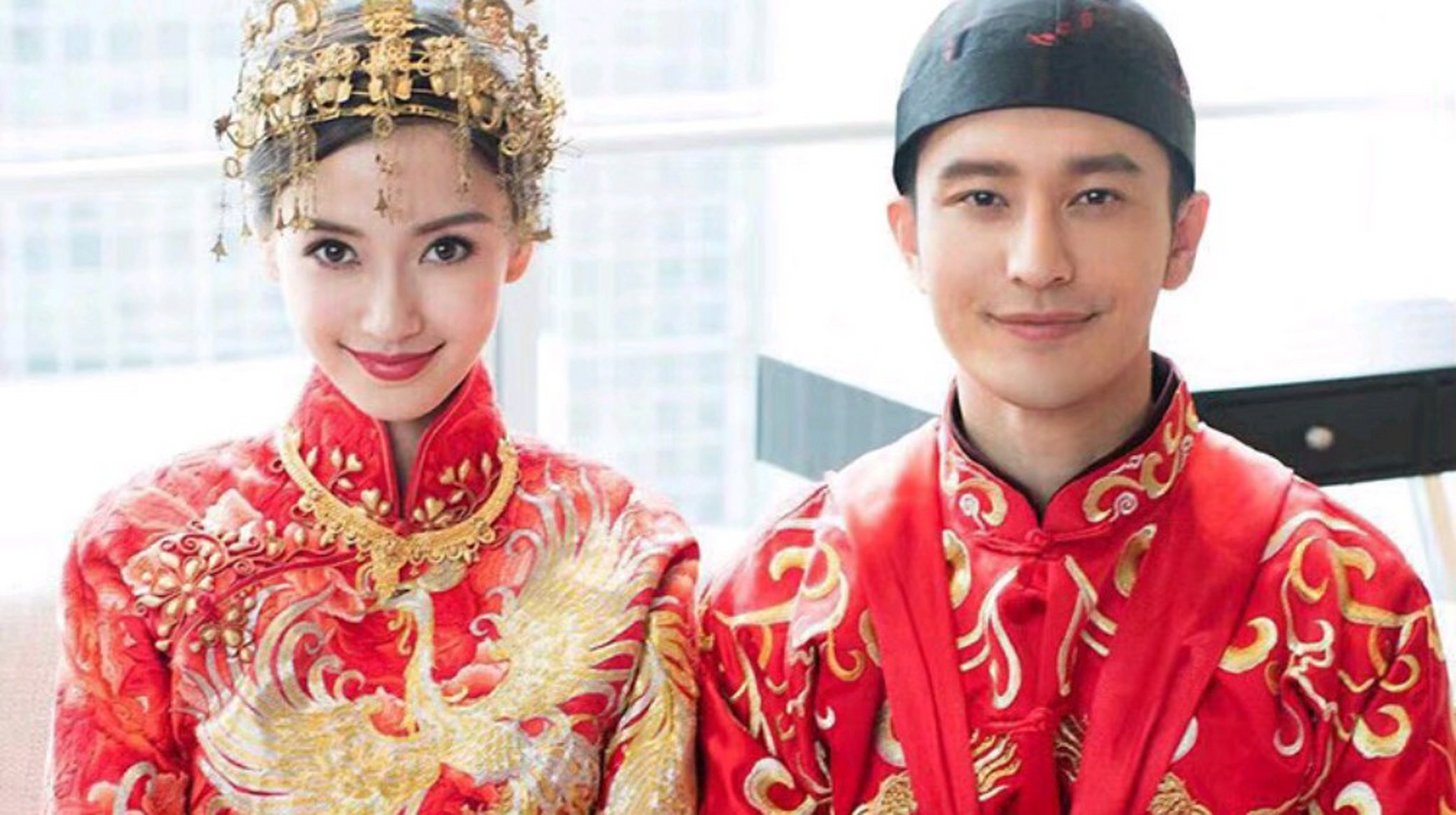 因为婚礼的钱是迪奥出的,婚纱是迪奥给的,所有婚纱照的服装和配饰