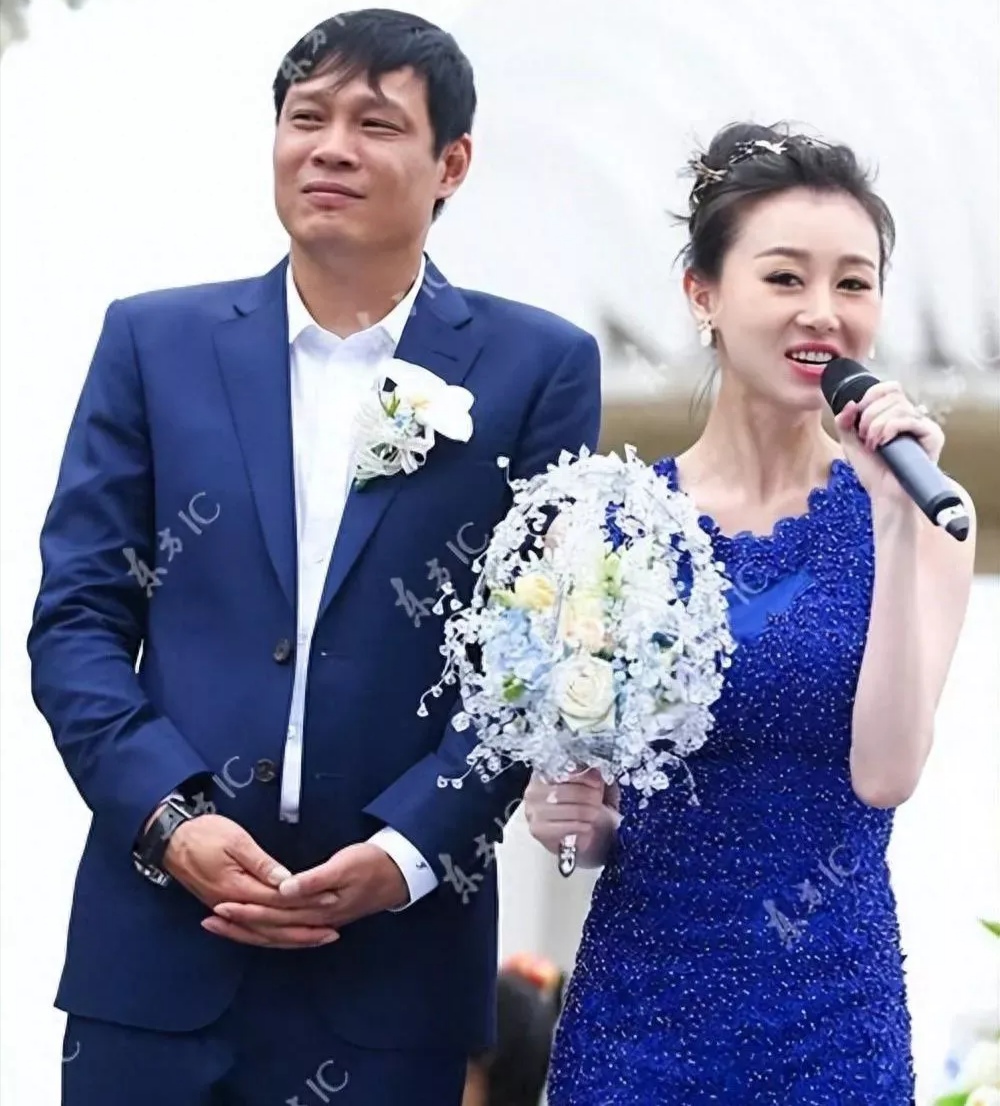 "1995年,范志毅26岁时找的第一任老婆是漂亮美娇妻空姐李倩