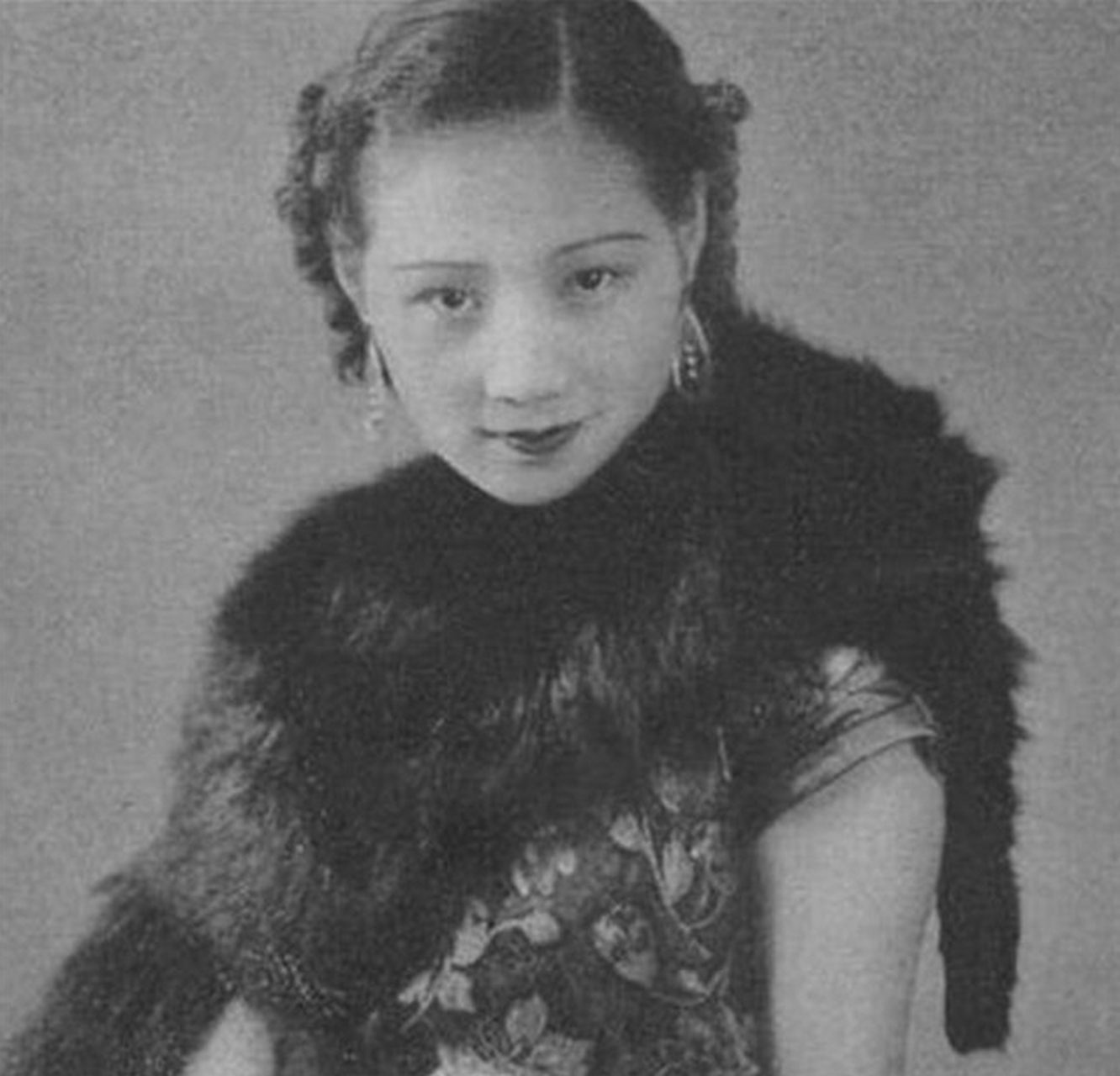 她叫莫国康,本是北大才女,貌美如花