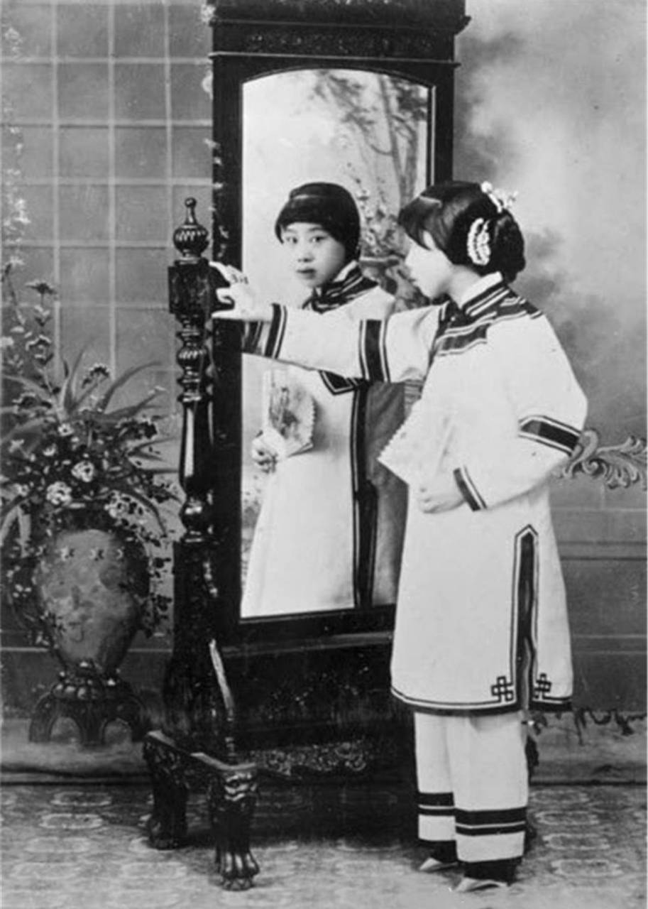 古以"三寸金莲"为美,这一种病态的美禁锢了富家女子正常生长行走甚至