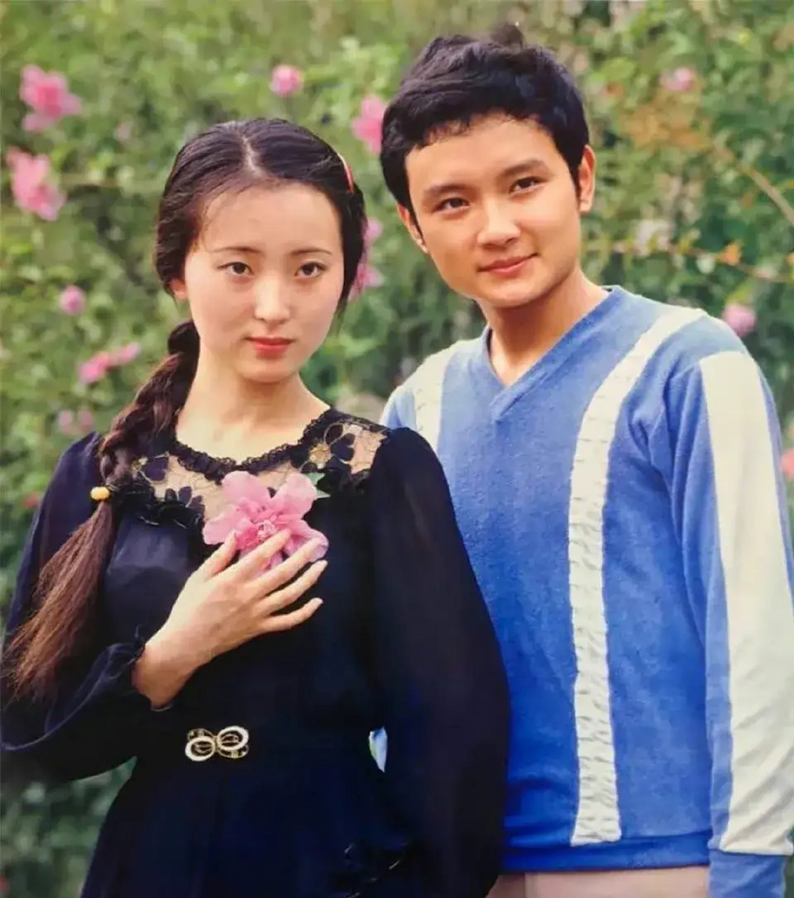 "林妹妹"陈晓旭和"宝哥哥"欧阳奋强的罕见合影,照片中陈晓旭穿着一条