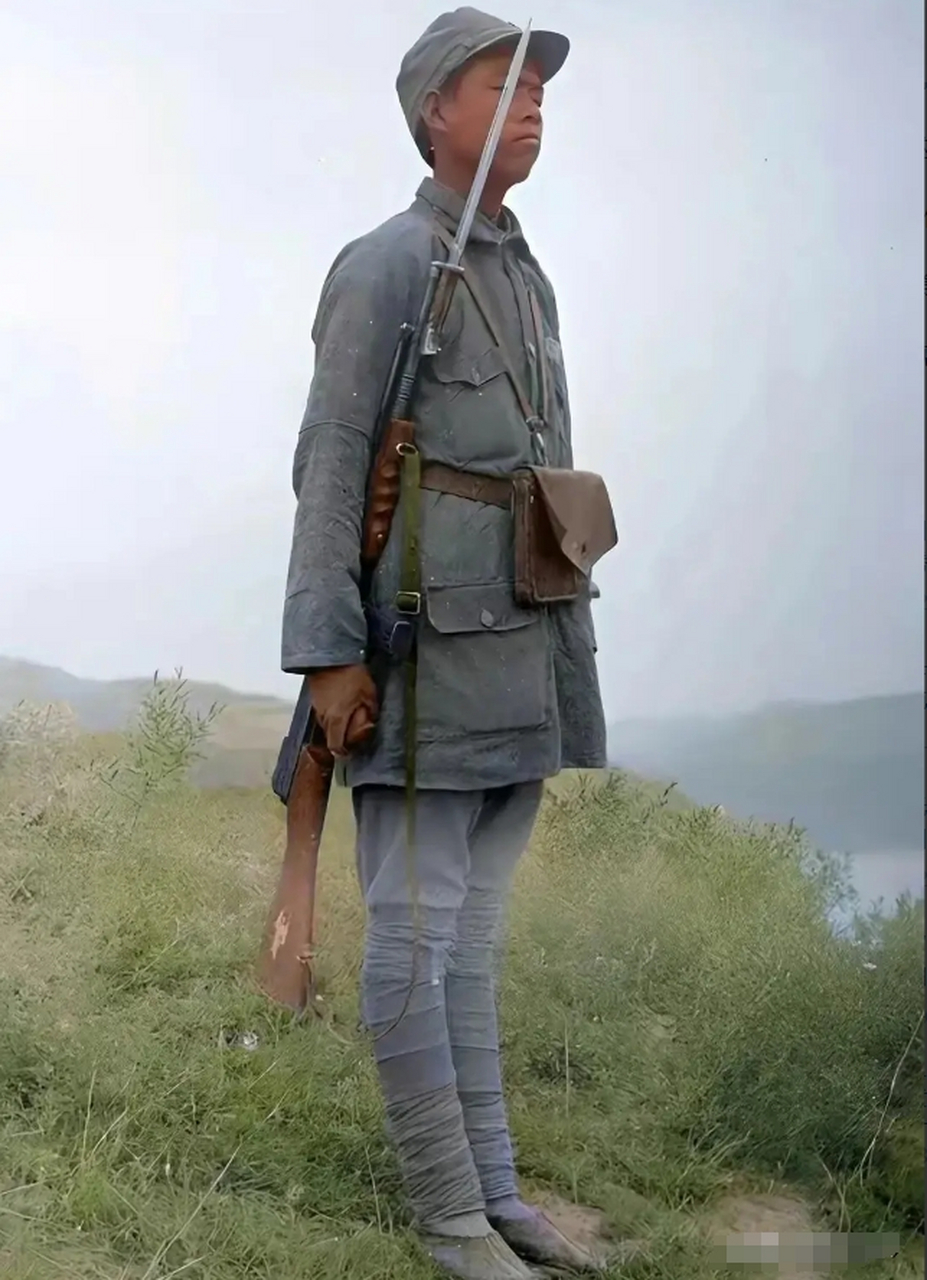 抗战时期,正在山巅之上站岗执勤的八路军小战士留影