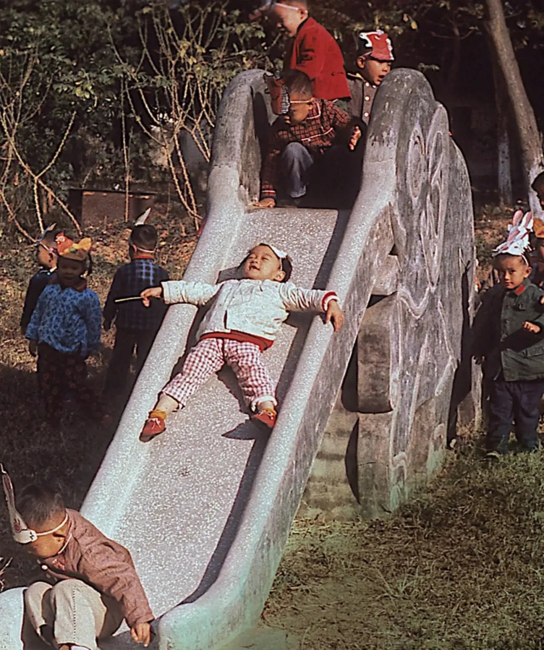 80年代,一群幼儿园孩子在公园游玩时的留影