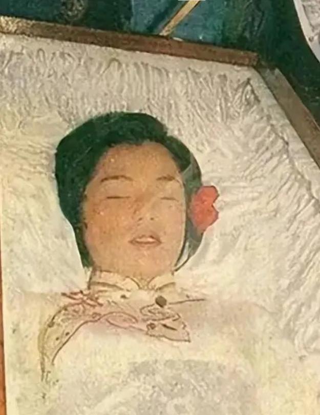 在好友的搀扶下,将手中的令妃墓开棺时的照片于凤荣的棺材人死后10天