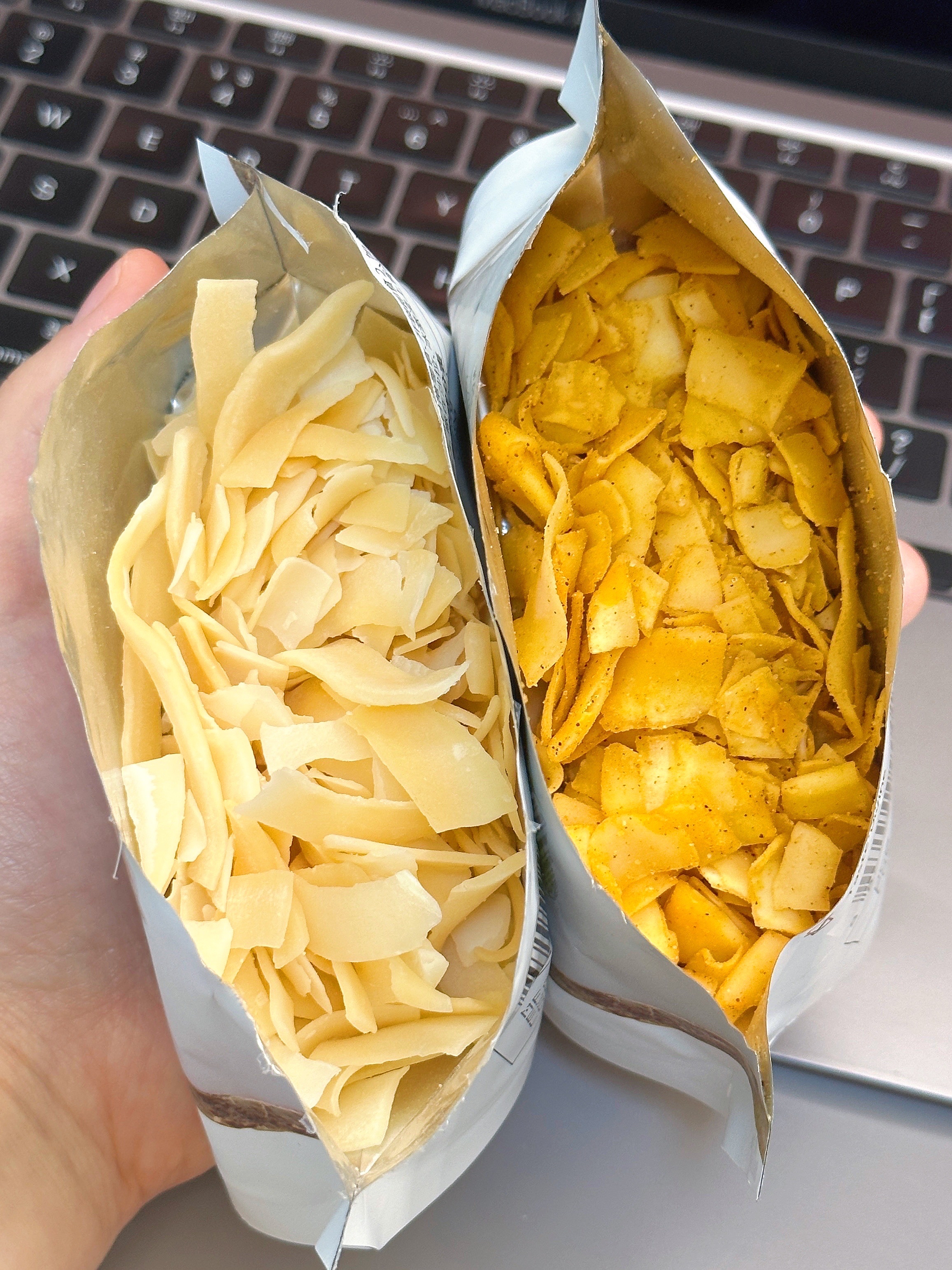 椰子控不要错过这个烤椰片 有原味和冬阴功味吃起来脆脆的 满口椰香