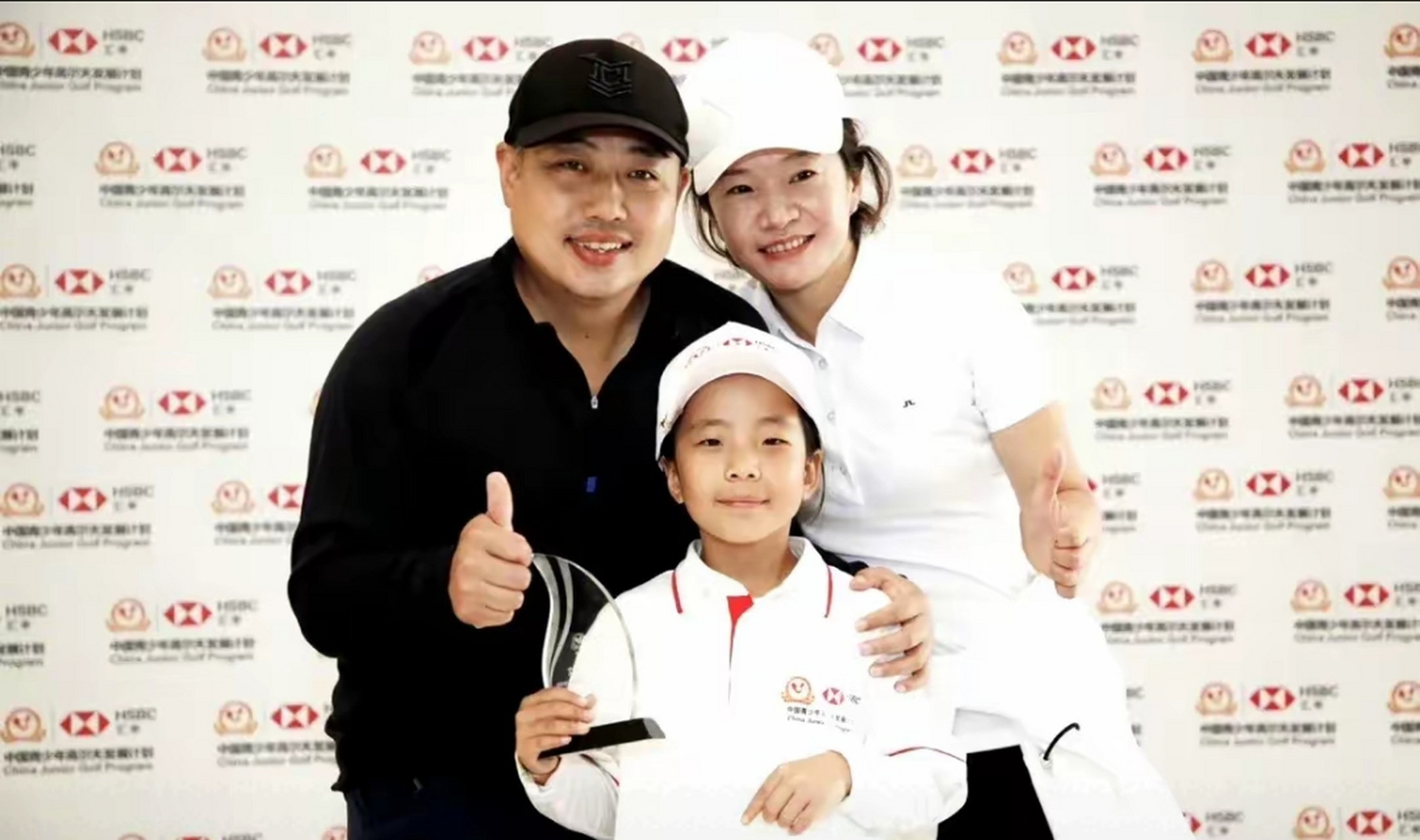 刘国梁和妻子孩子母亲的合影,妻子端庄漂亮,女儿阳光帅气,一家人整整