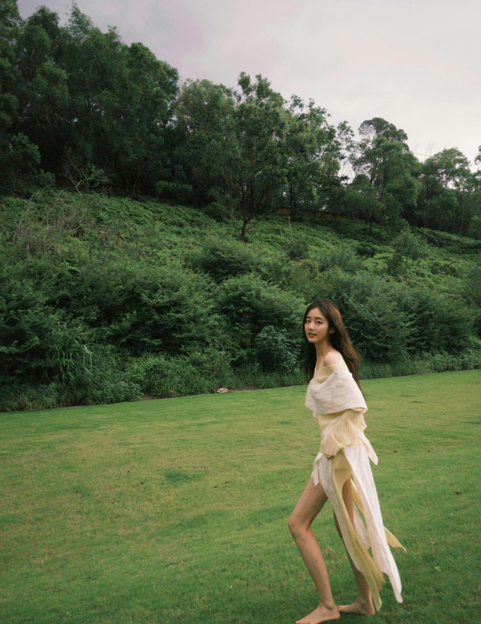 戚砚笛,淡黄色连衣裙,光个jio丫,美不?