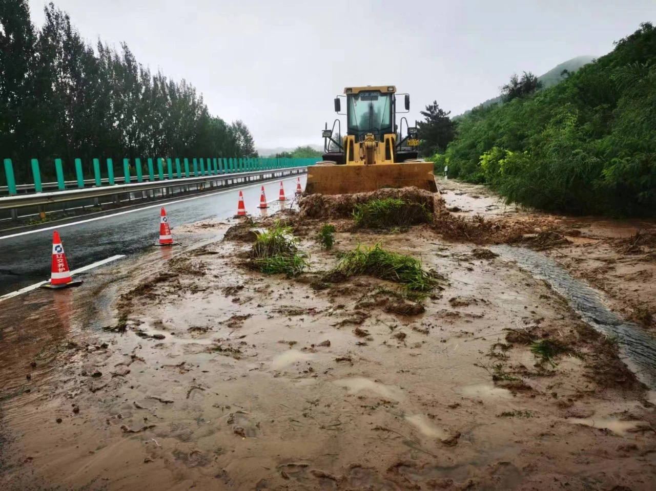 受葫芦岛地区强降水影响,兴建高速葫芦岛地区部分路段出现了路面过水