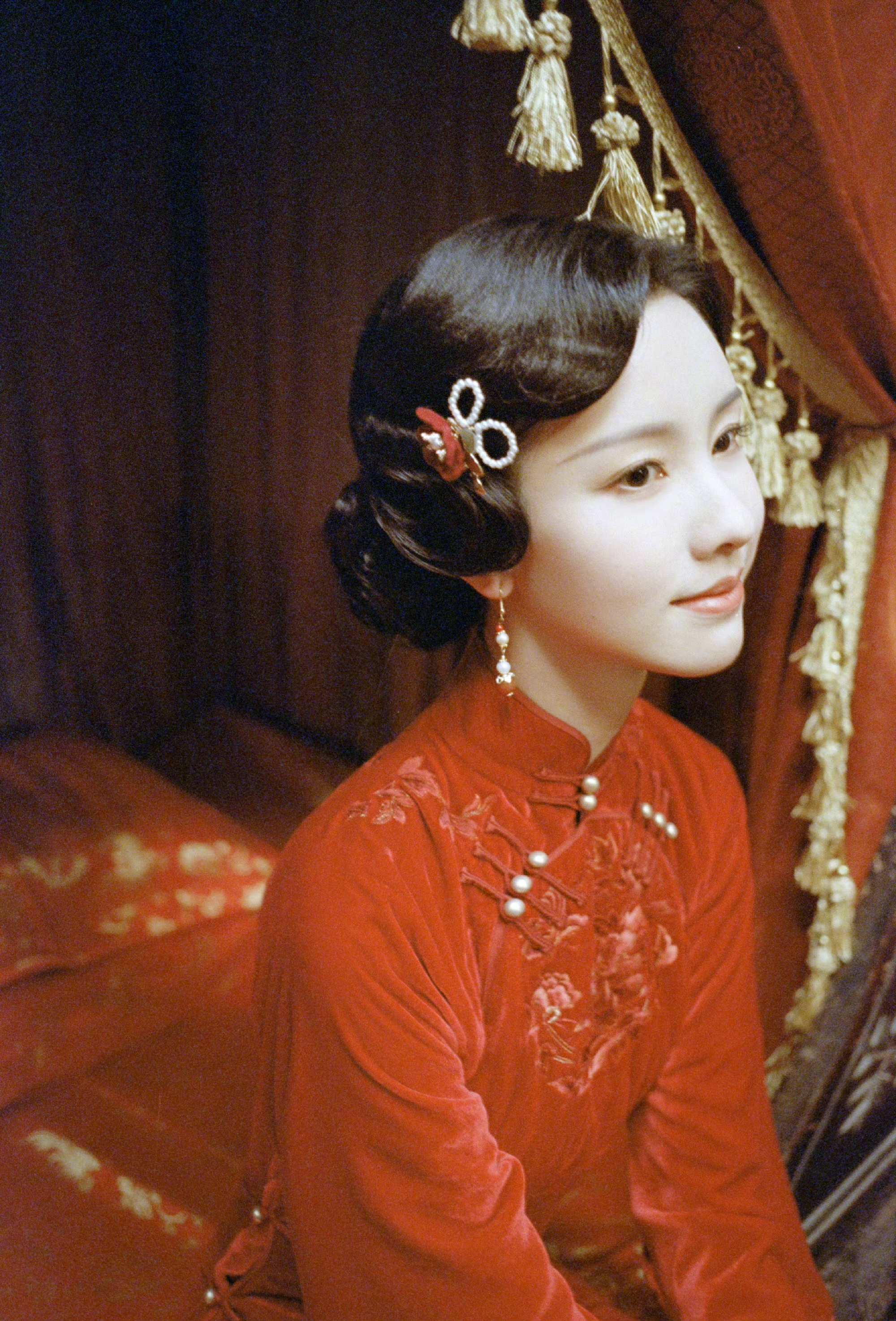 陈都灵的民国新娘妆看着有点害怕.