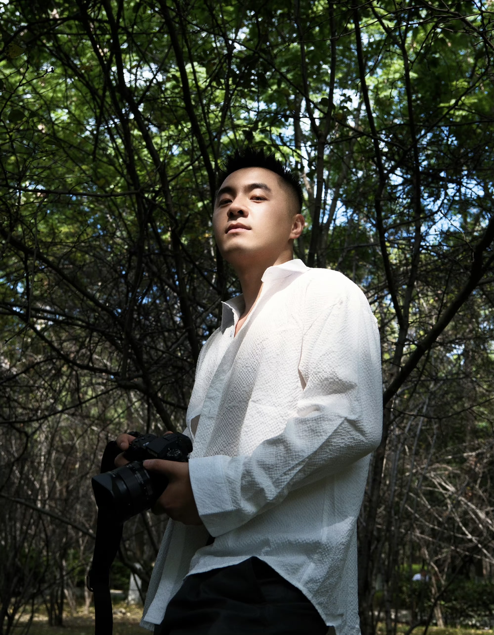 一个人在精神上足够成熟,能够正视和承受人生的苦难,同时心灵依然单纯