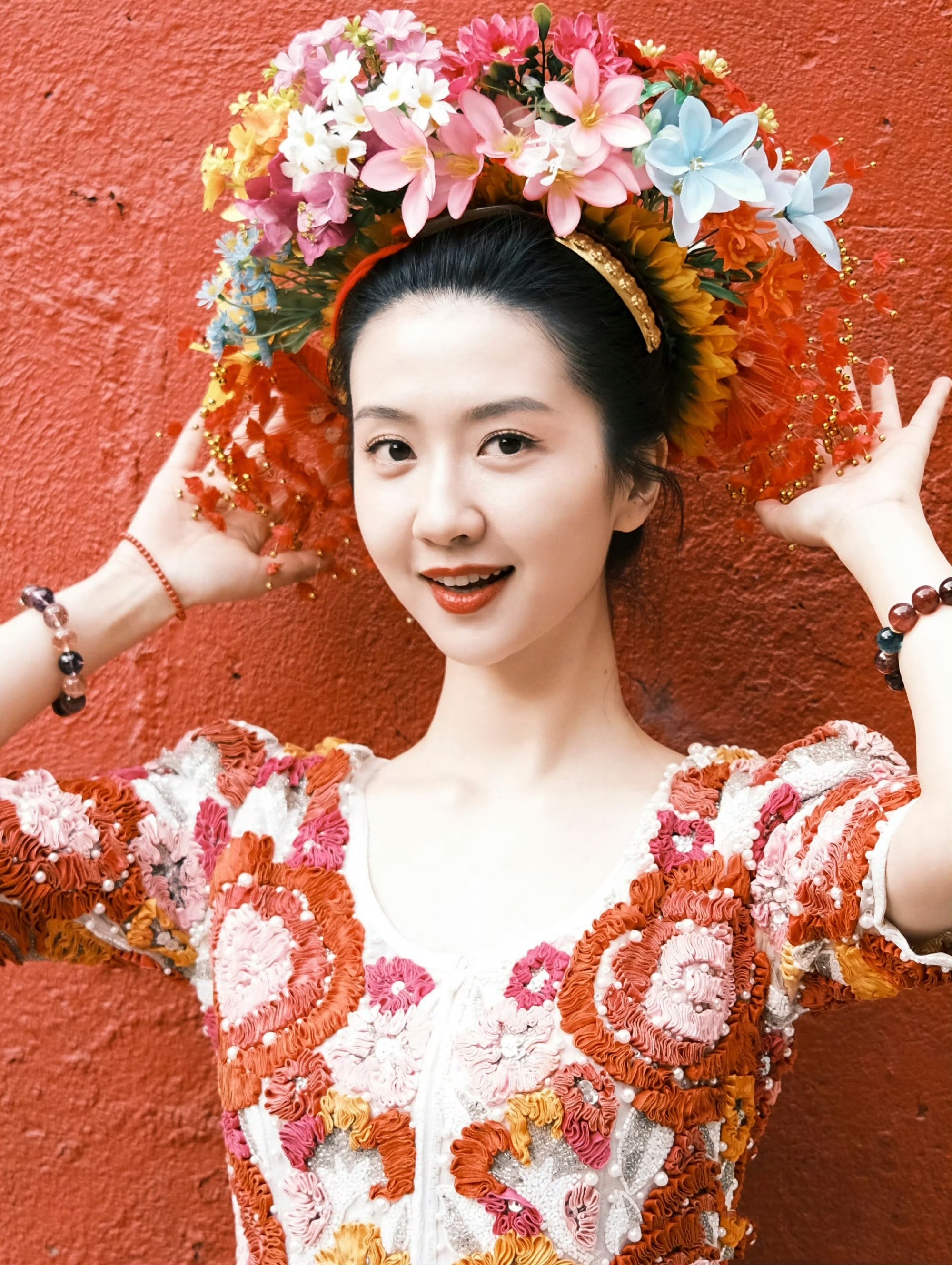 许龄月花短袖搭配黑色长裤花簪超美超好看