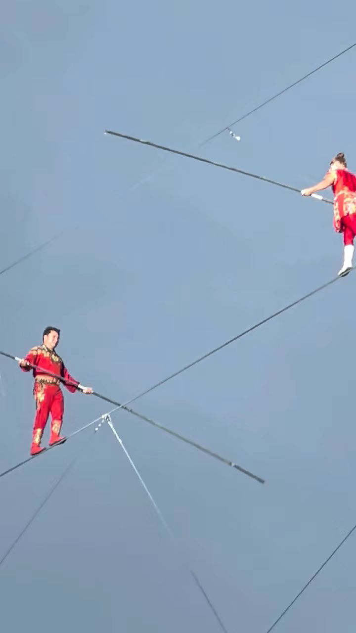 新疆高空王子阿迪力乌鲁木齐六馆一心高空走钢丝!