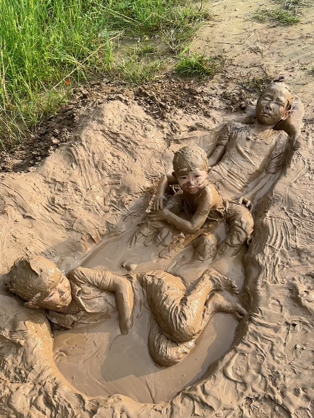 在这个时代,能如此无忧无虑玩耍的孩子实属难得,真是太