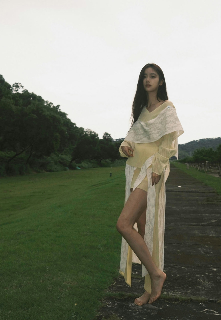 戚砚笛,淡黄色连衣裙,光个jio丫,美不?