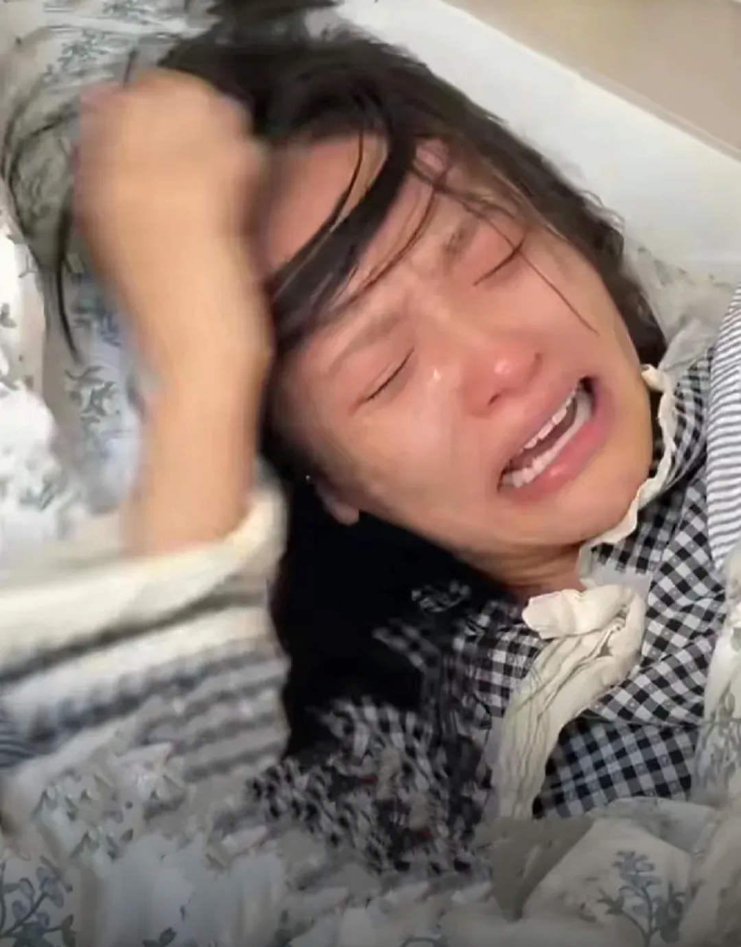 这一幕被主治医生目睹,医生愤怒地将丈夫踹了一脚,斥责其太无情