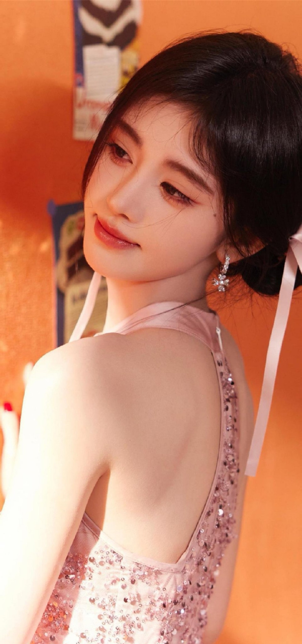 鞠婧祎,粉色亮片短礼裙,甜美可爱,朦胧梦幻!