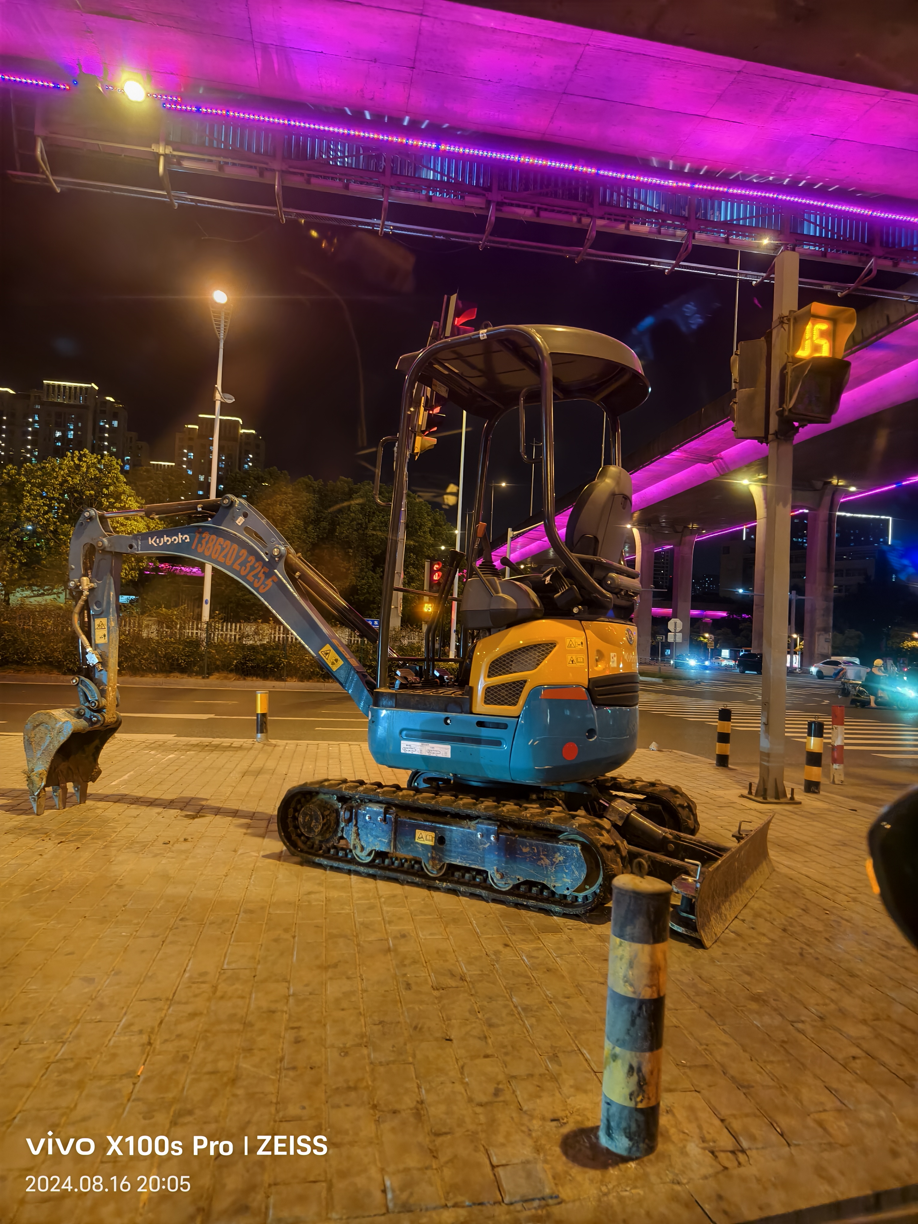 这么小的挖机在城市建设中使用挺好的占地不大360度全景天窗视野