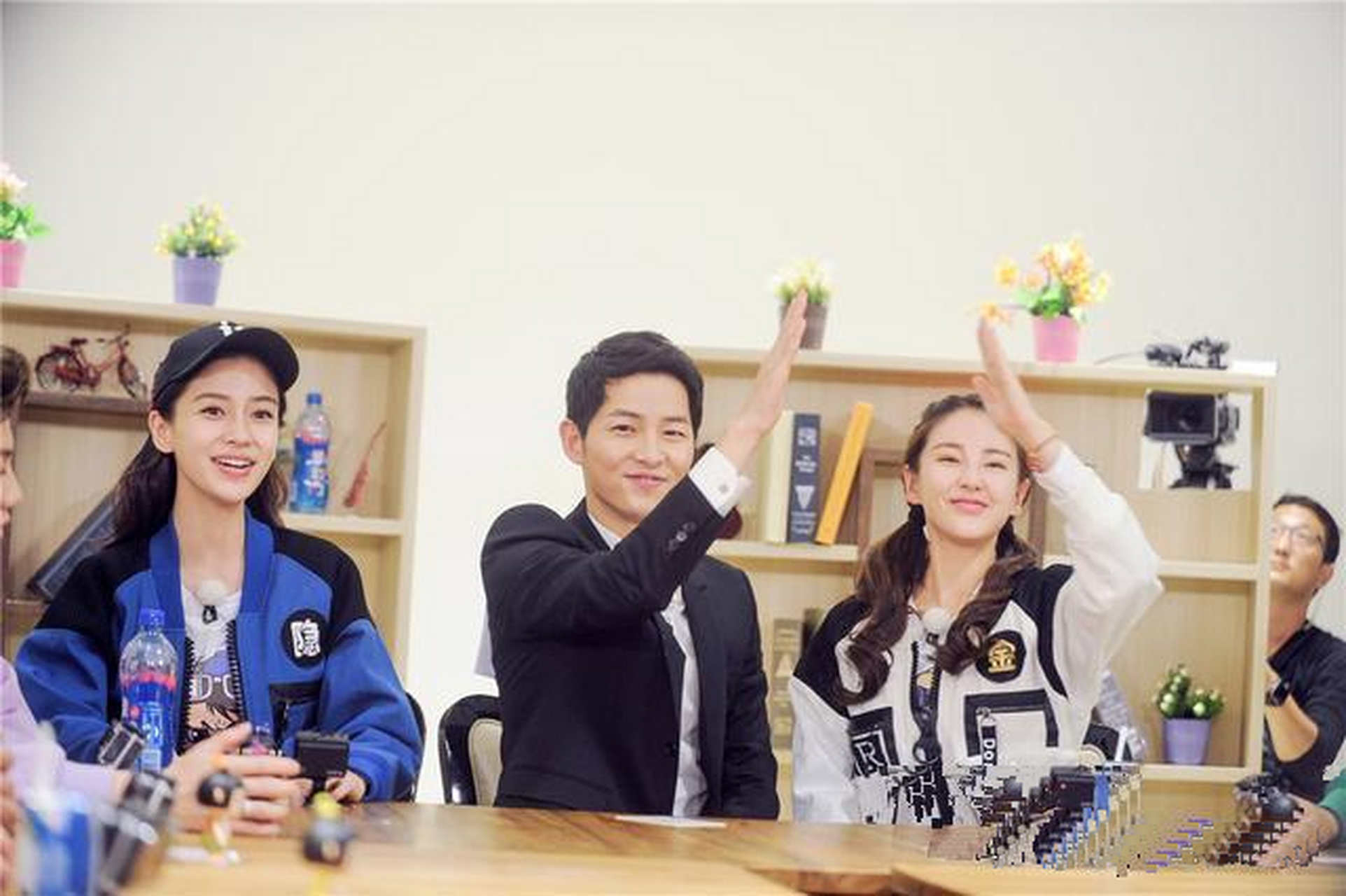 宋仲基现身跑男,张雨绮脸红,杨颖瞬间就不知所措,成了小迷妹!