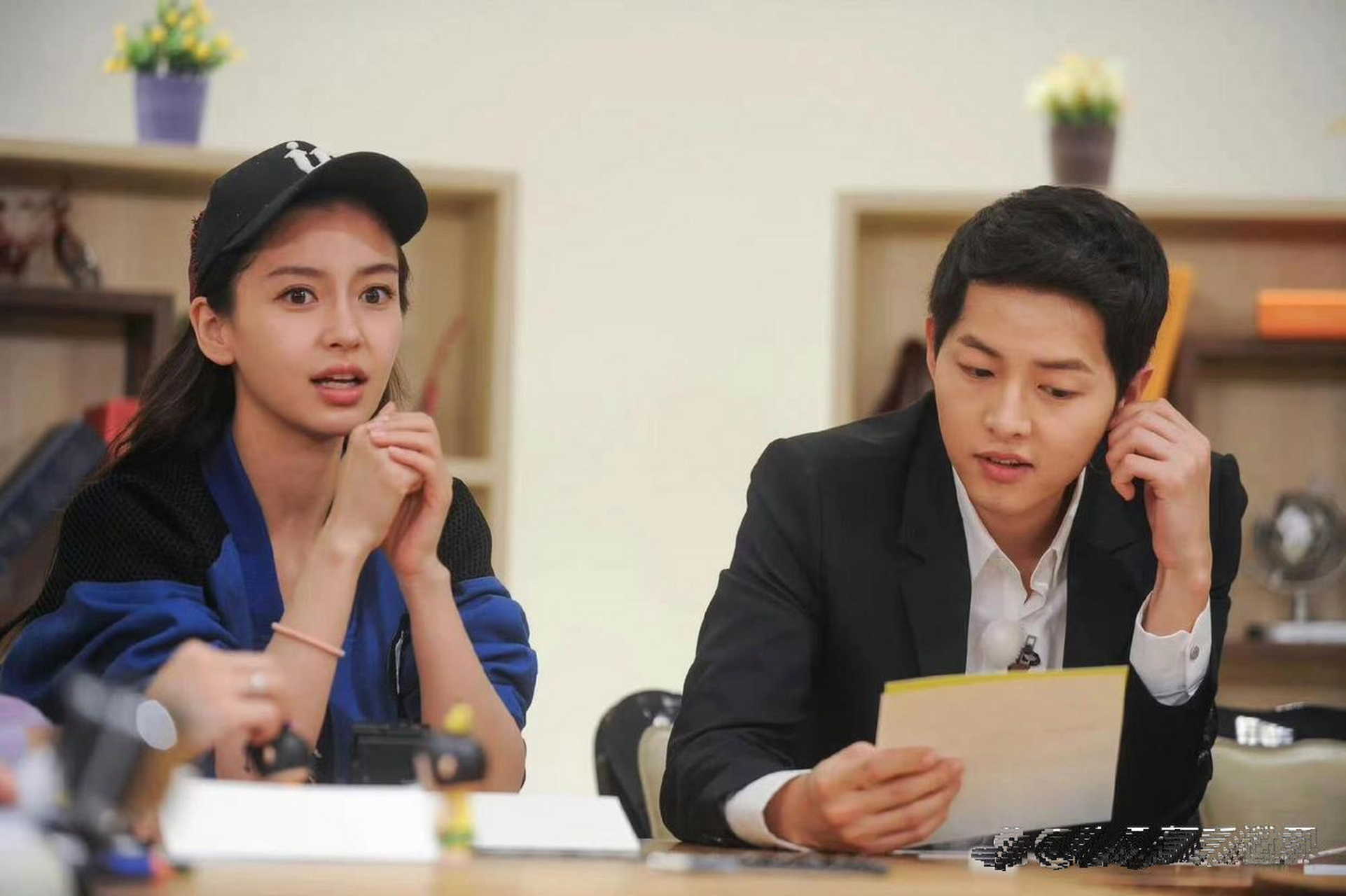 宋仲基现身跑男,张雨绮脸红,杨颖瞬间就不知所措,成了小迷妹!