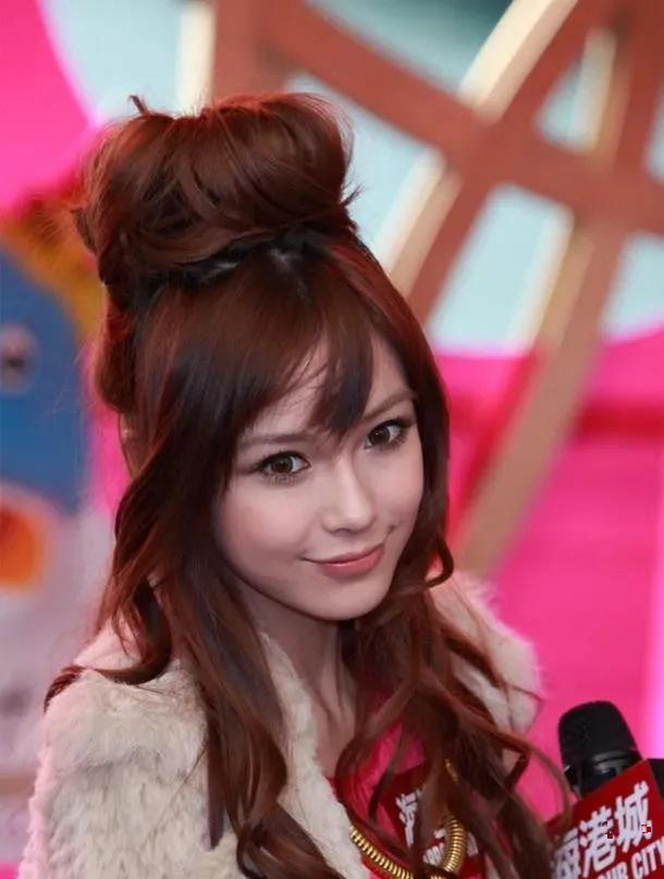 angelababy杨颖是娱乐圈出名的发量王者,小说里描绘的海藻般的长发就