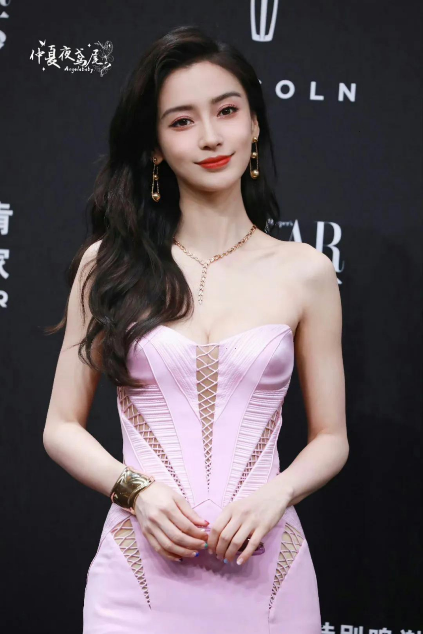 angelababy杨颖是娱乐圈出名的发量王者,小说里描绘的海藻般的长发就