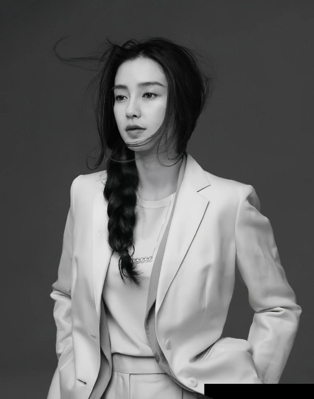 angelababy杨颖是娱乐圈出名的发量王者,小说里描绘的海藻般的长发就
