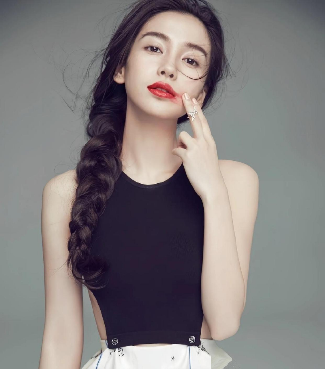 angelababy杨颖是娱乐圈出名的发量王者,小说里描绘的海藻般的长发就