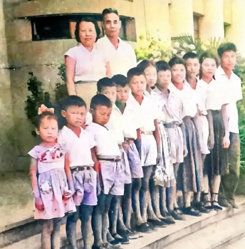 1961年,炮兵司令吴信泉与妻子和12个子女欢聚一堂拍下这张全家福