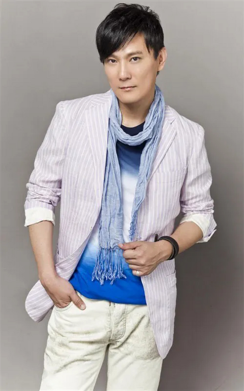 2. 音乐风格:张信哲以情歌著称,风格较为抒情;刘德华的歌曲风格多样.