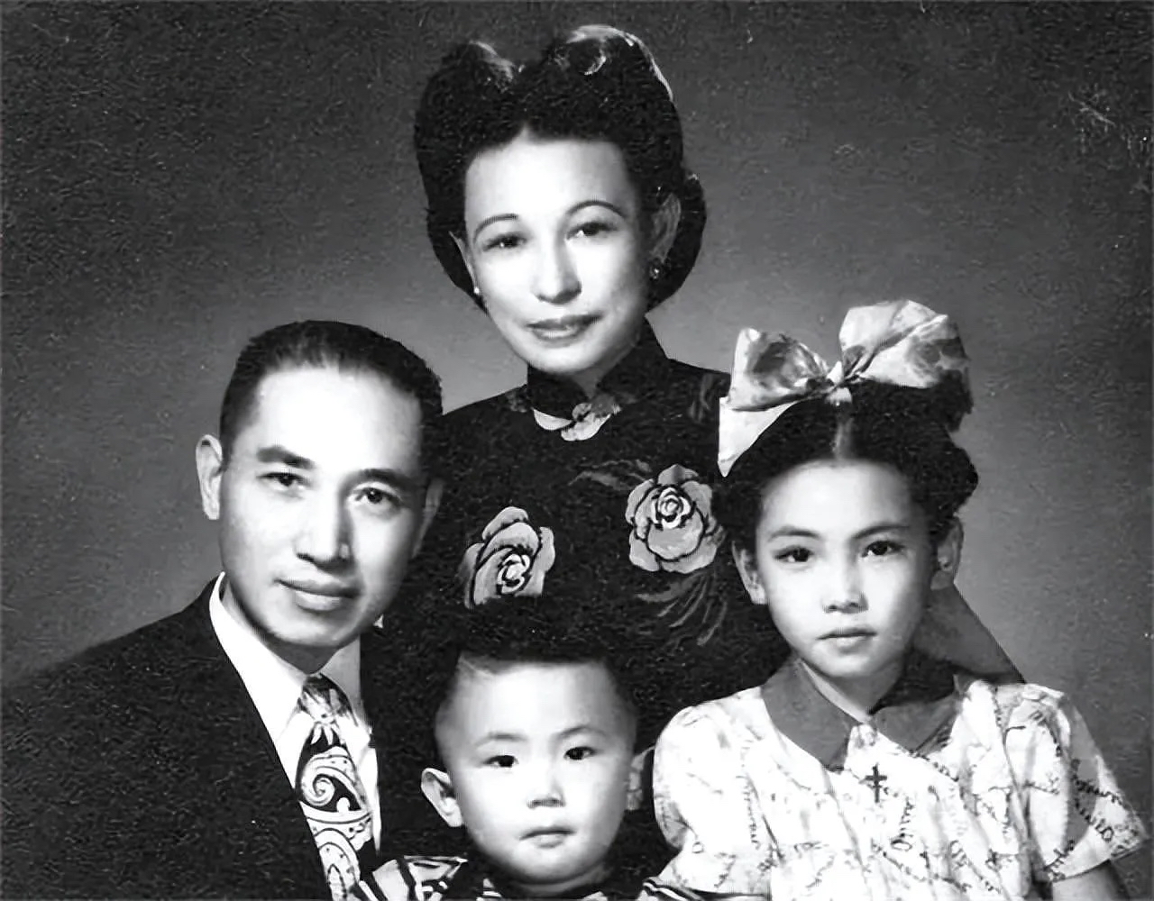 1943年的某天,郭婉莹,一个出身名门的女子,刚经历了