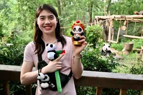 张雨霏的身材,因为长期游泳训练,肩宽背阔,展现出一种健康的力量