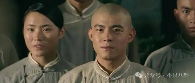 台湾男演员王柏杰,凭借《十月围城》中深情款款的李重光一角,俘获了