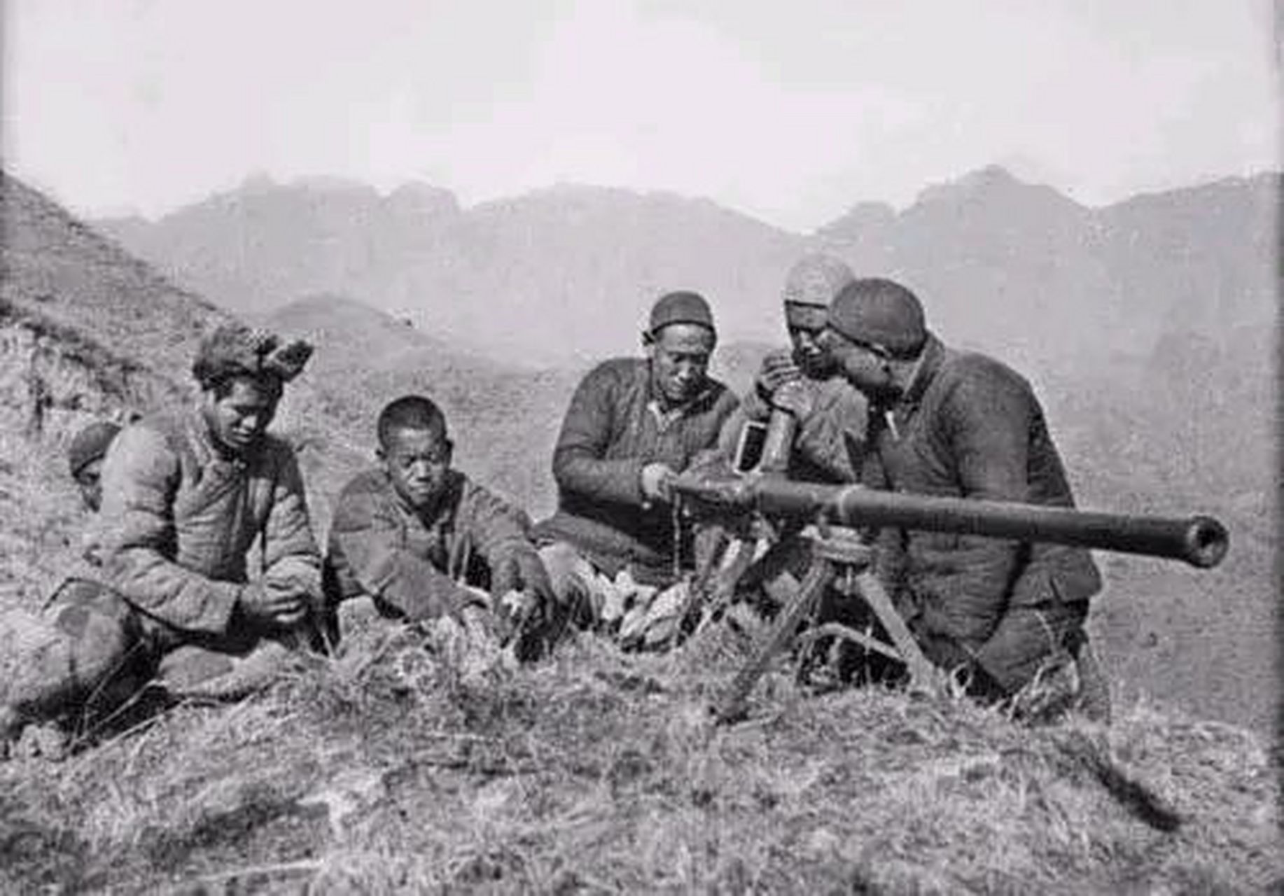 这是1940年,一群土八路在埋伏日本鬼子