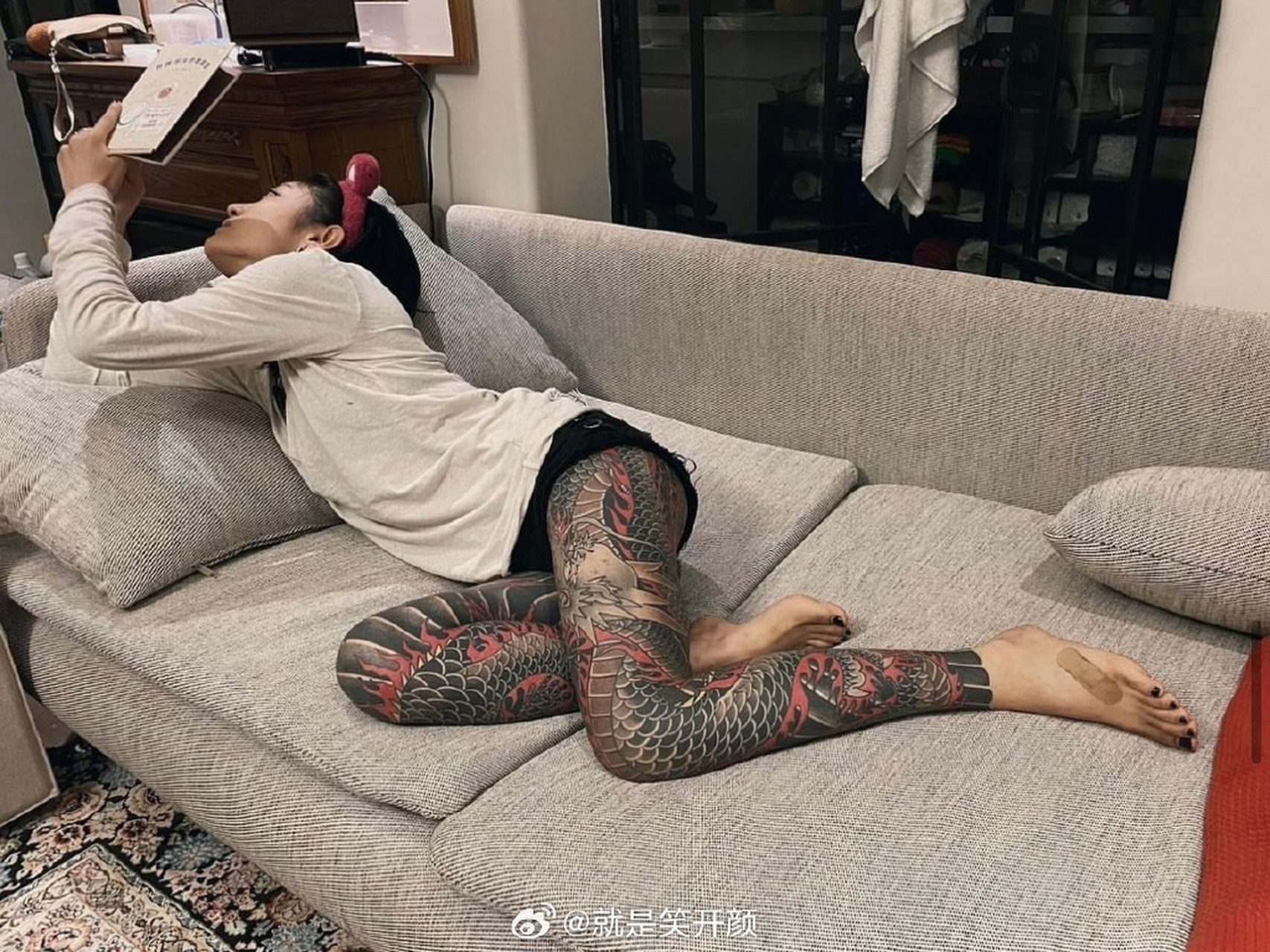 杨乐乐,纹身师.这日式通体真帅啊!