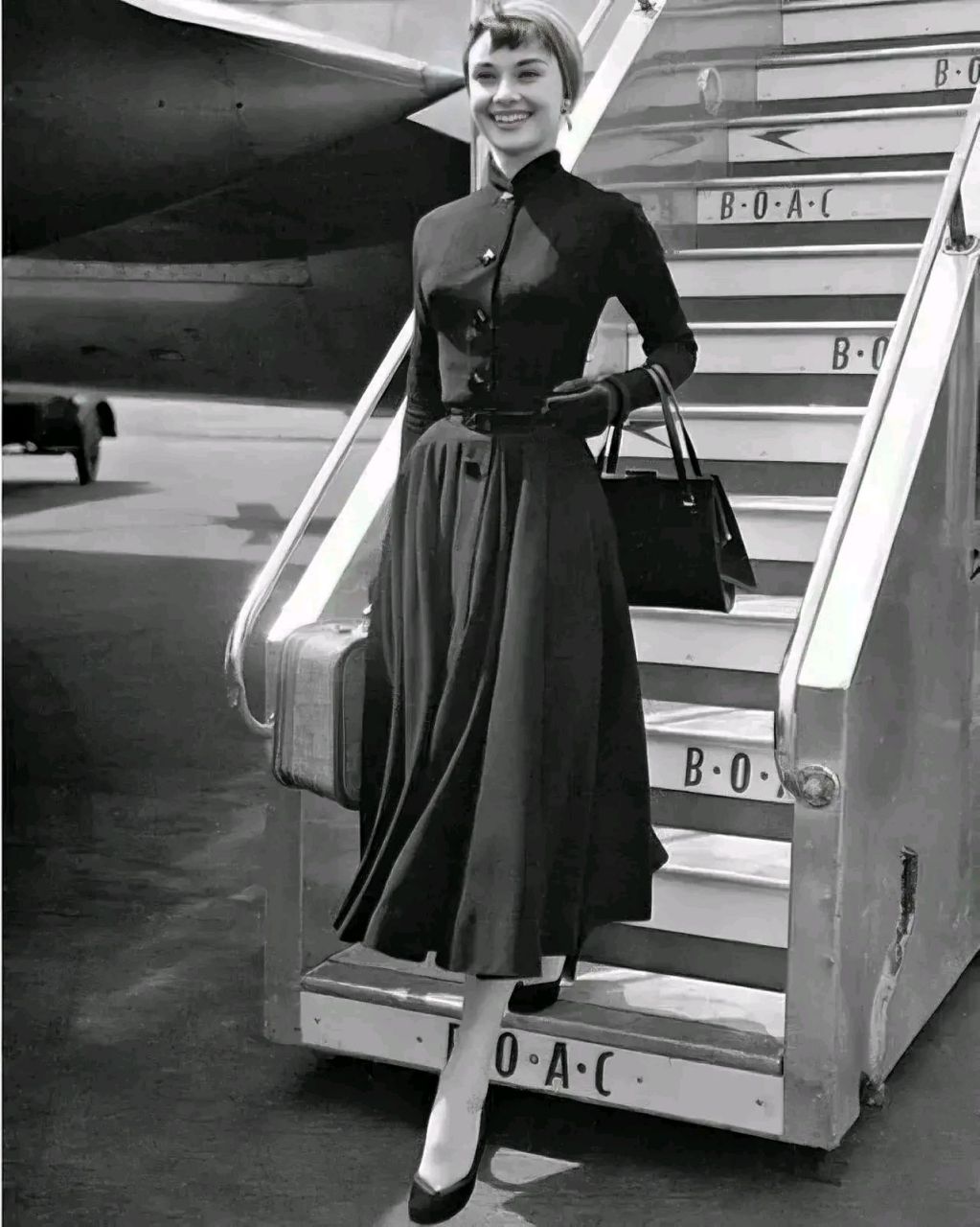 年轻时候的人间天使奥黛丽赫本绝美留影,照片中赫本穿着一套修身黑色