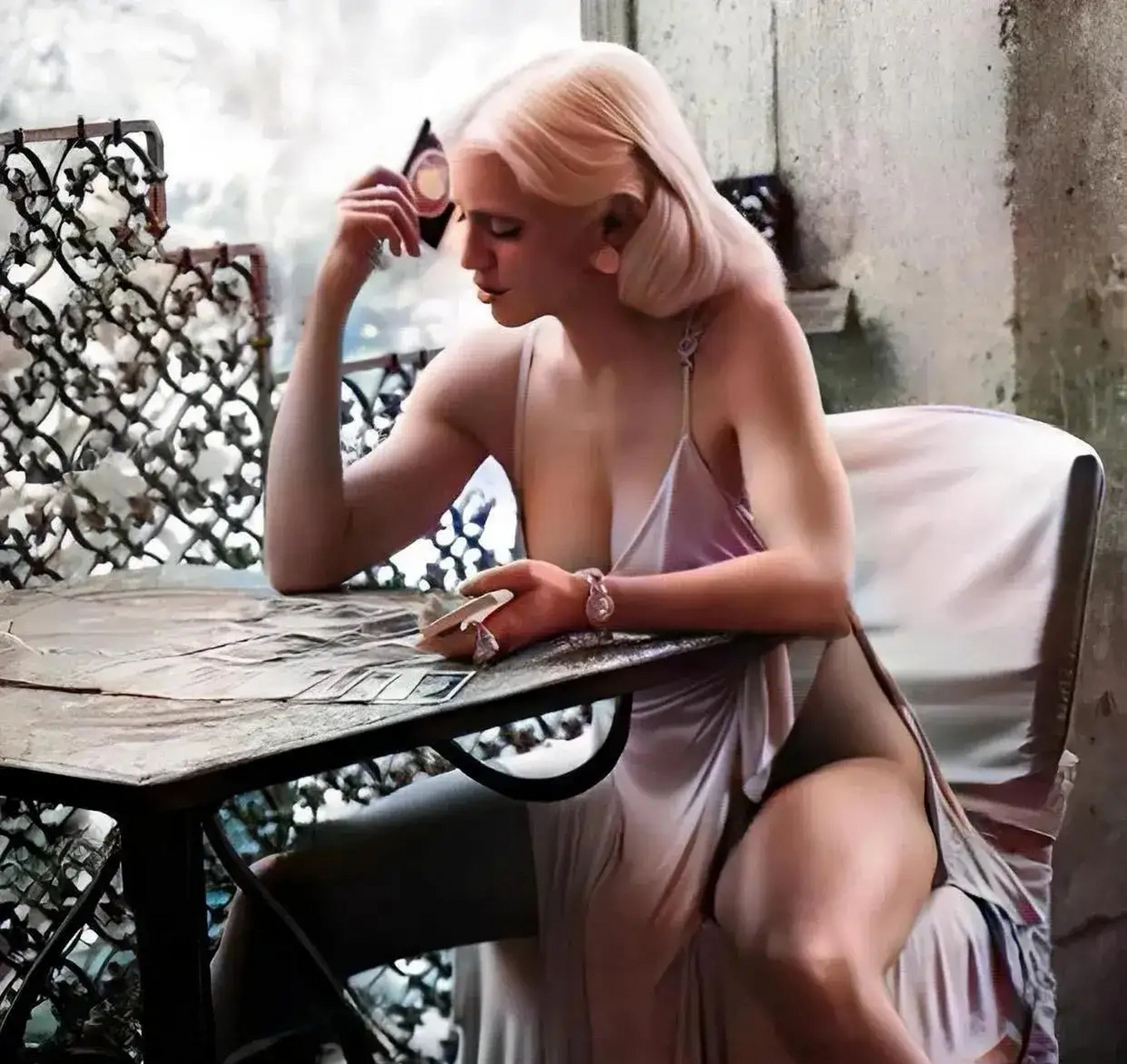 年轻时候麦当娜的性感留影,照片中麦当娜穿着一条性感清凉的低胸吊带