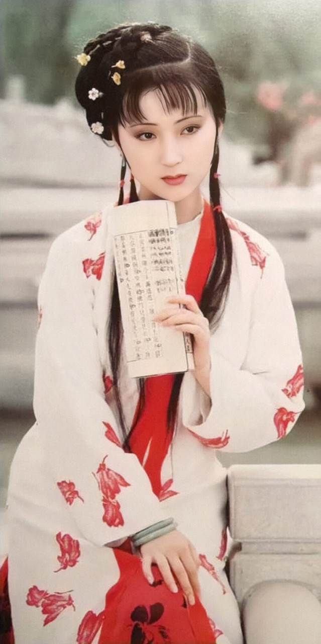 "林妹妹"陈晓旭在拍摄87版《红楼梦》时的绝美剧照,照片中陈晓旭穿着