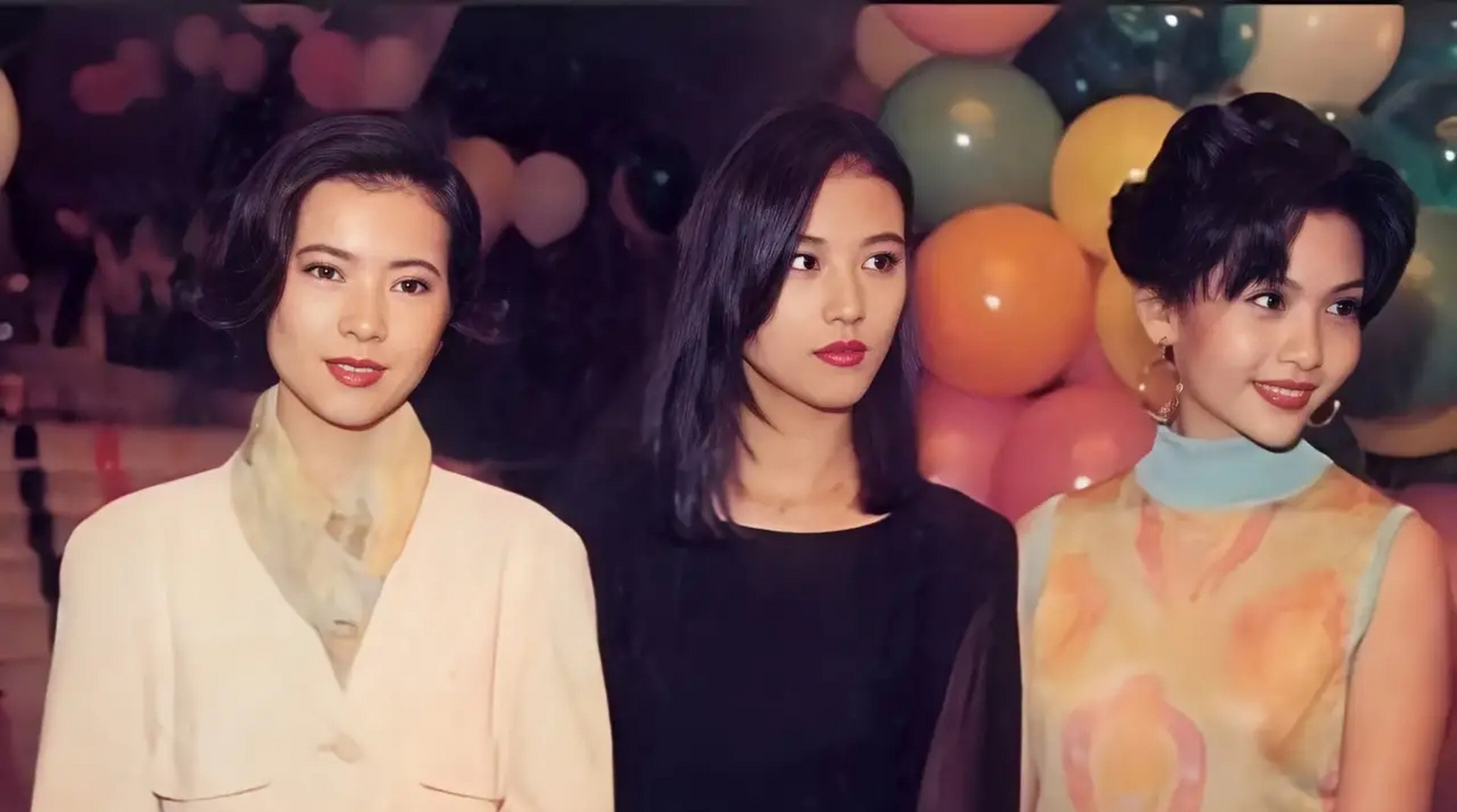 三位香港知名女星合影,从左至右分别是蓝洁瑛,周海媚和邱淑贞