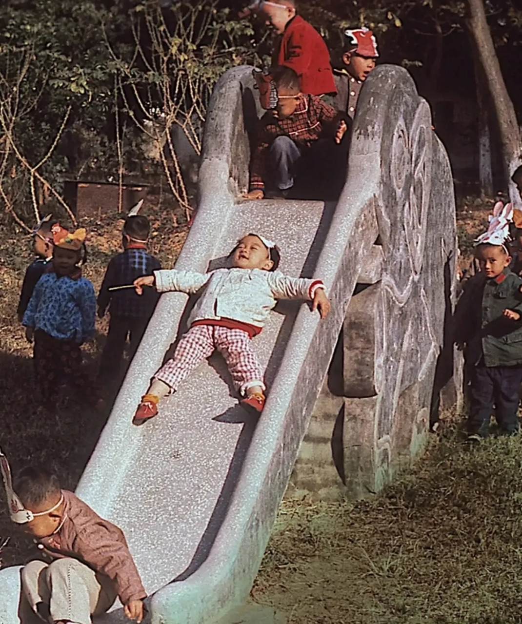 八十年代的某个秋日,一群稚气未脱的幼儿园孩子们在公园游玩时的留影