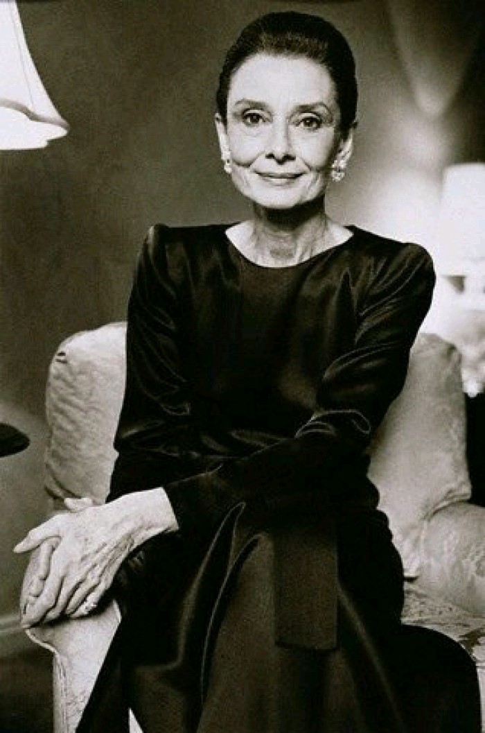 晚年时候的人间天使奥黛丽赫本留影,真的是岁月催人老