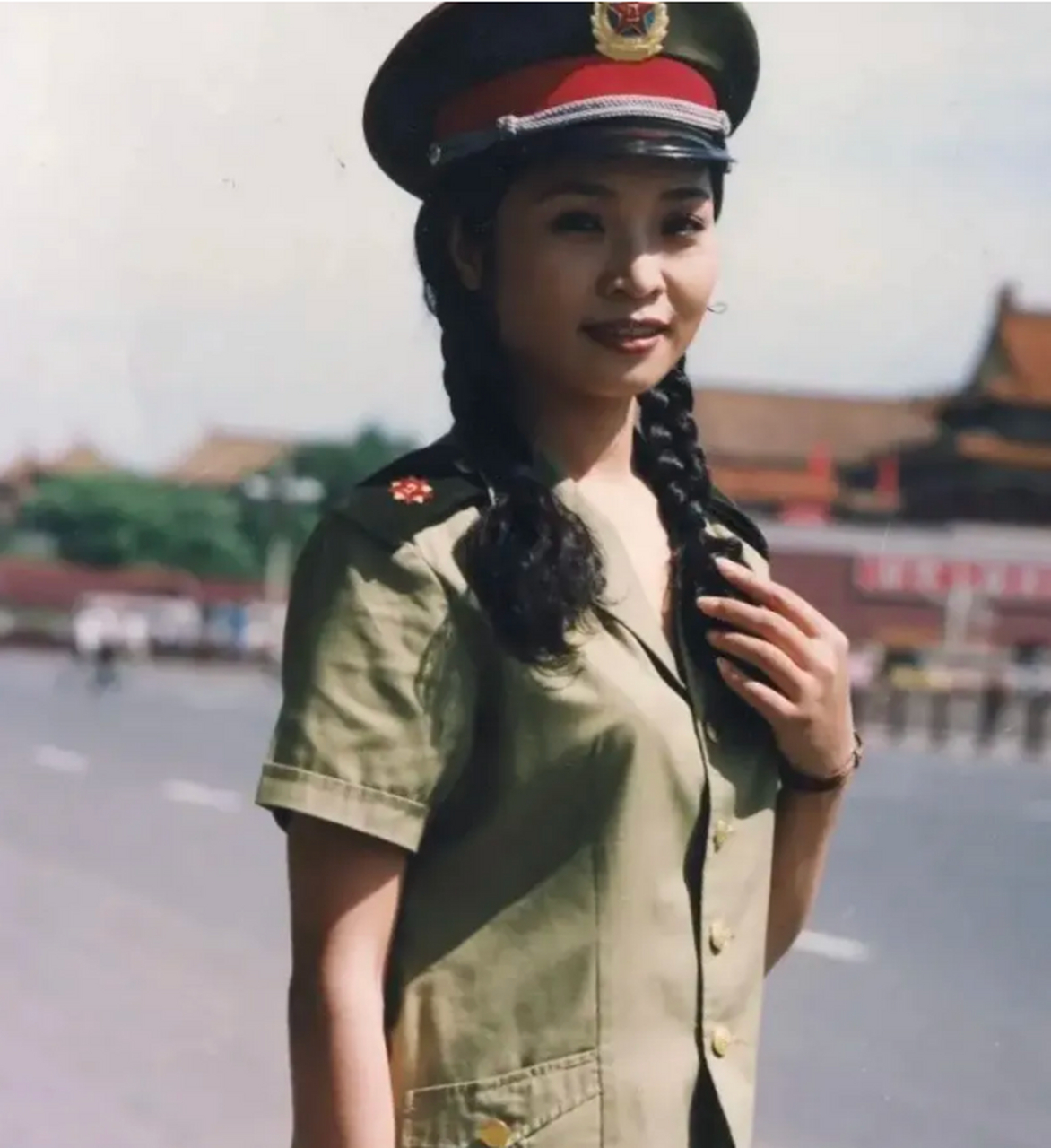 这位身着87式军装站在天安门广场的漂亮女兵名叫李丹阳,1965年4月出生