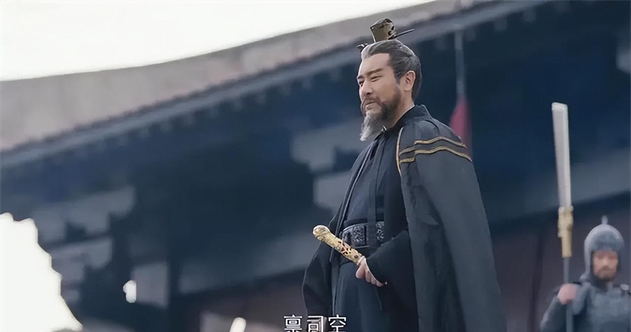 公元219年,曹丕偷偷来到伏皇后的寝宫,突然将皇后压在身下说:"别喊,别