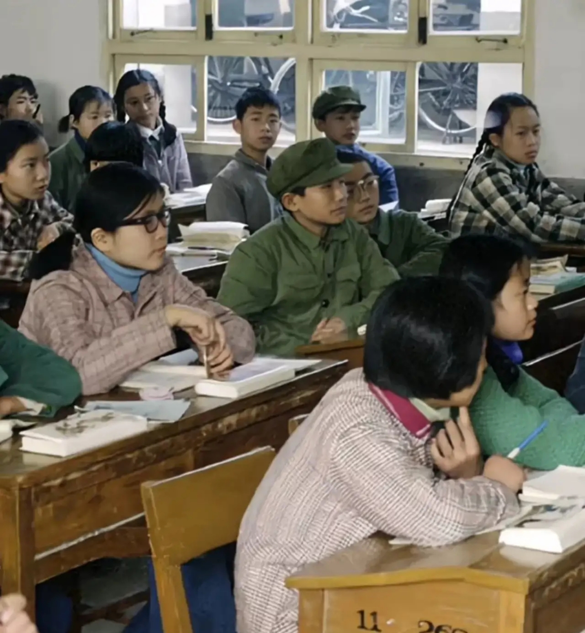 80年代,一所中学的课堂上