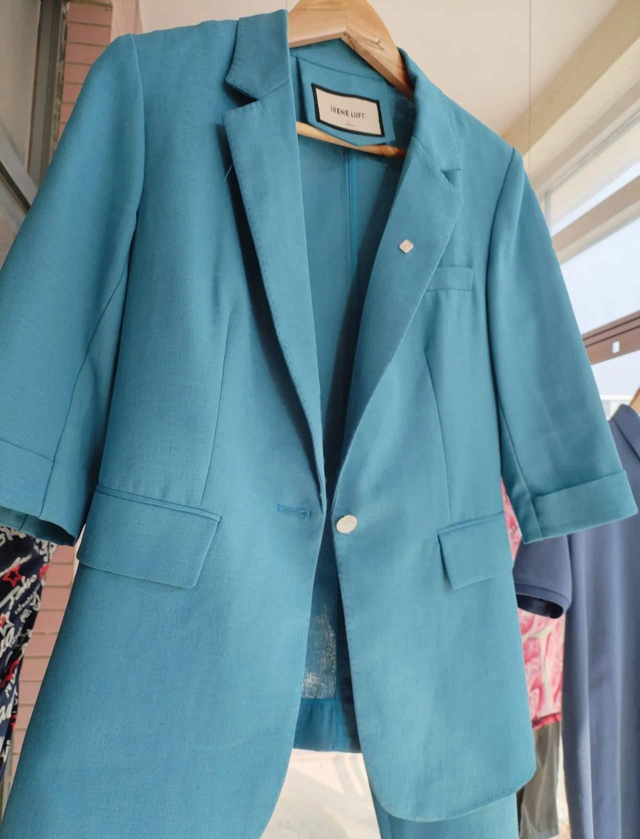 这套衣服是我花了2400多在艾琳的专卖店买的