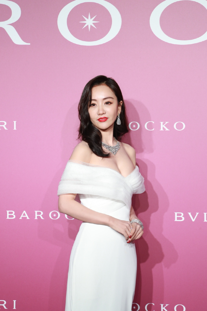 杨蓉宝格丽活动现场 这套造型跟李小冉那套比不分伯仲
